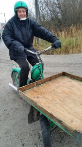 läraren Lisbeth har många uppgifter, varav en är att hämta författare med flakmoppe!