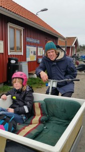 Tillbaka till båten fick jag skjuts av en pappa som skulle skjutsa dottern till båtlektion. Båtlektion väntade och jag fick trevligt sällskap till Strömstad.